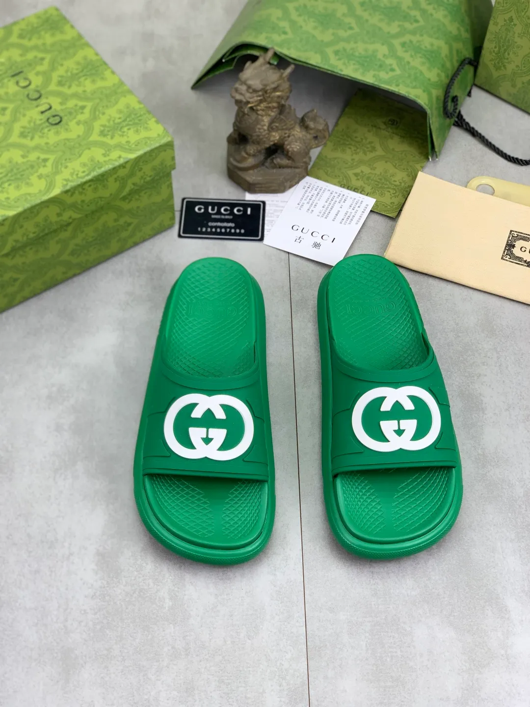 Men's Men's Shoes 💰P300💰[New Style] High Version 🎁🎁🎁 GUCCI New Year of the Snake casual slippers, original official website, perfect workmanship, transmitting a kind of noble luxury, sublimating its definition of luxury in Gucci's high-end extraordinary craftsmanship. Original Gucci double G combination outsole, code number: 35-46, complete package